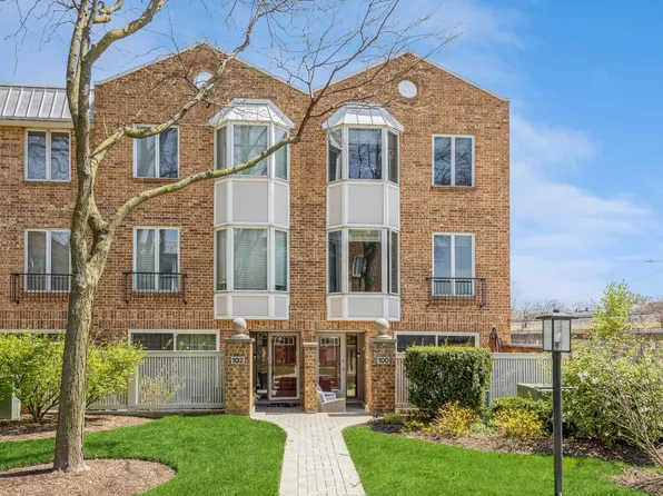 100 Bishop Quarter Ln, Oak Park, IL 60302