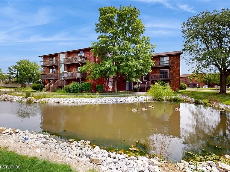 29W542 Country Ridge Dr #F — Photo 12