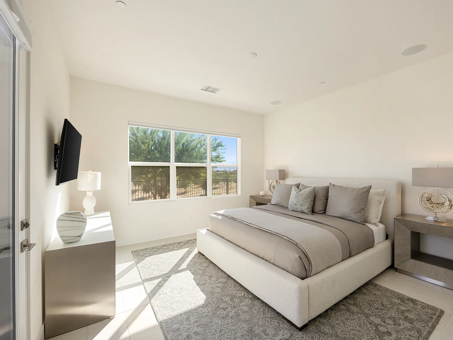 4 bed, 4.5 bath, 3200 sqft, $10,000 — Photo 4