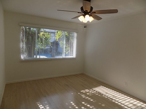 3rd image of 646 S Barrington Ave #123