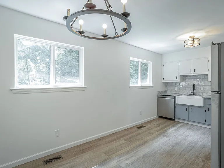 1364 Meadowood Dr — Photo 9