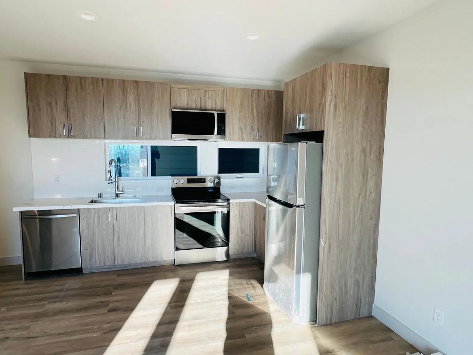 2 bed, 937 sqft, $2,360 — Photo 3