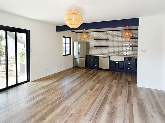 3rd image of 319 1/2 Vernon Ave #B