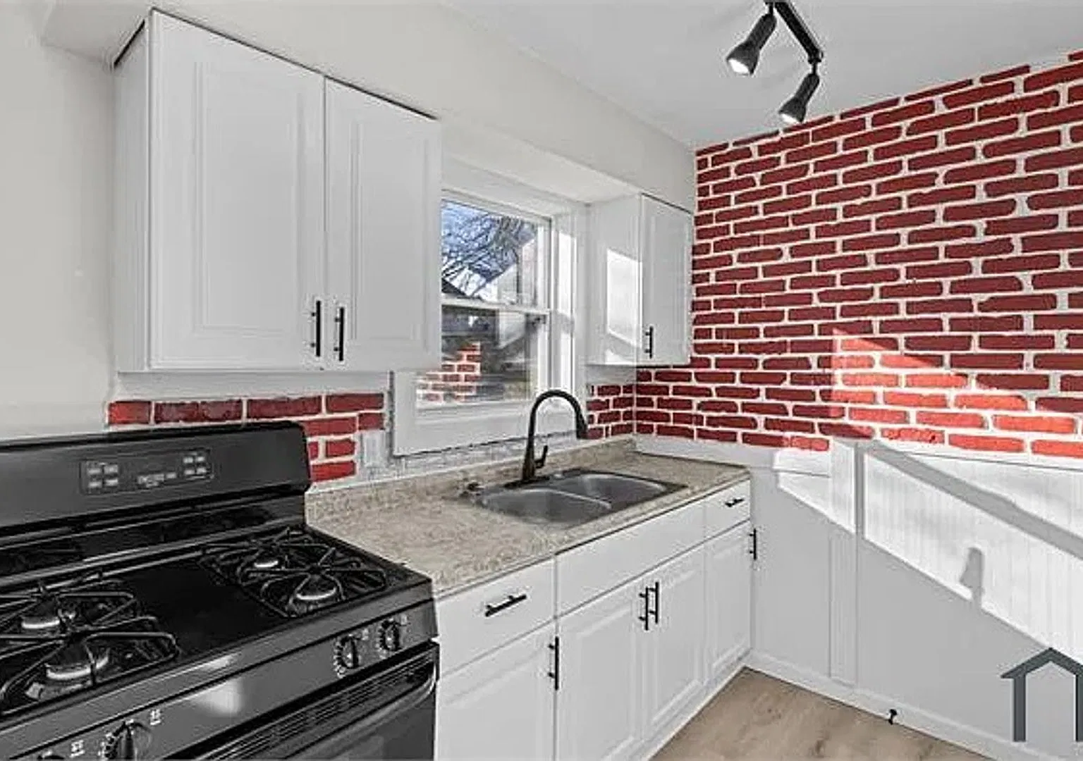 Charming 3 Bed, 1 Bath Home for Rent — Photo 1