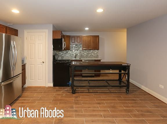 2nd image of 1446 W Fullerton Ave #Basement