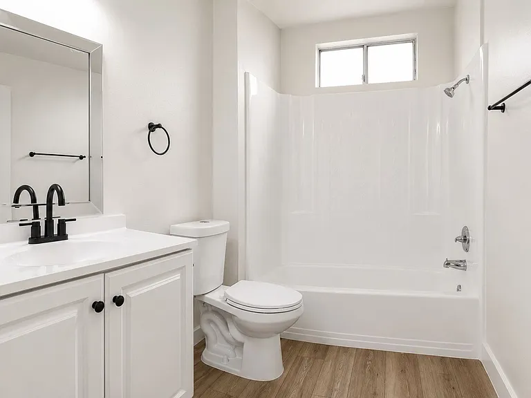 Topanga Apartments — Photo 8