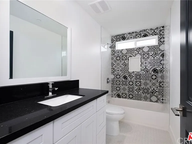 2319 S Redondo Blvd — Photo 9