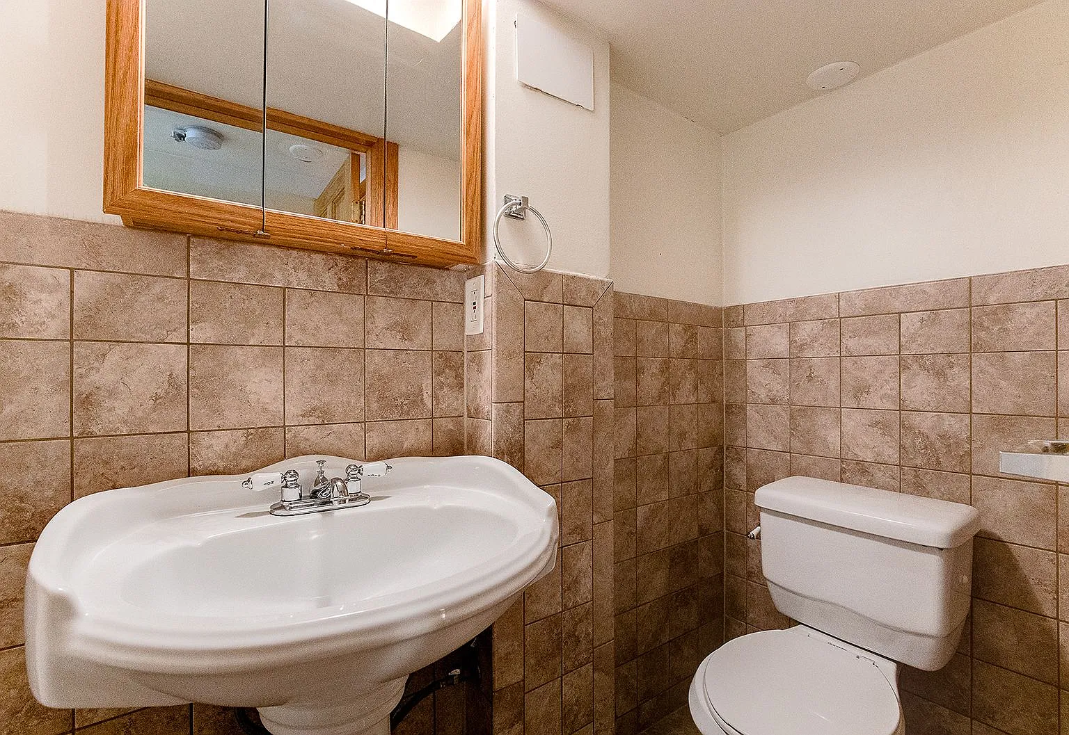 4 bed, $2,100 — Photo 2