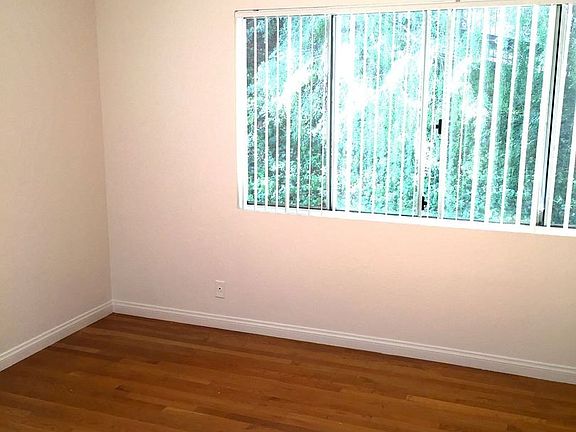 3rd image of 3916 Kentucky Dr APT 6