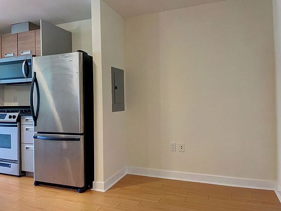 5th image of 300 Berry St Unit 707