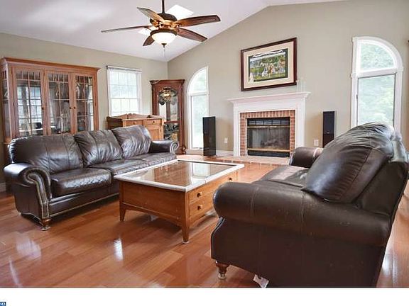 3rd image of 415 Laura Ln