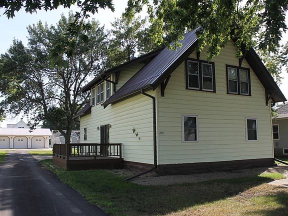2nd image of 209 E Dakota Ave