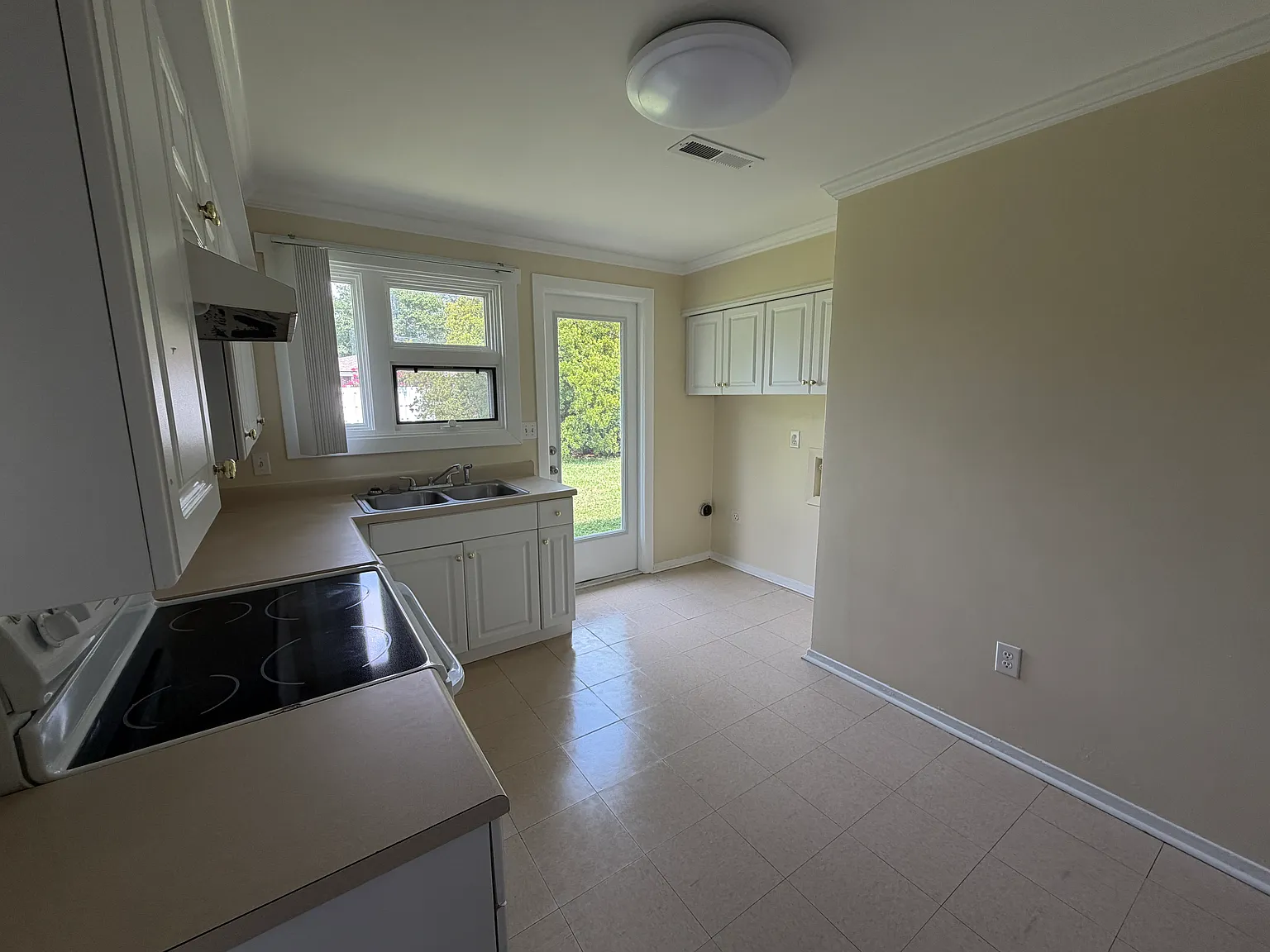 3 bed, 1.5 bath, 1220 sqft, $1,500 — Photo 3