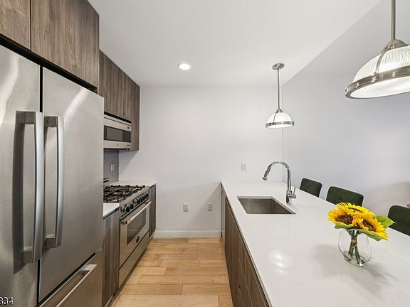 4th image of 160 1St St unit 1111 #1111