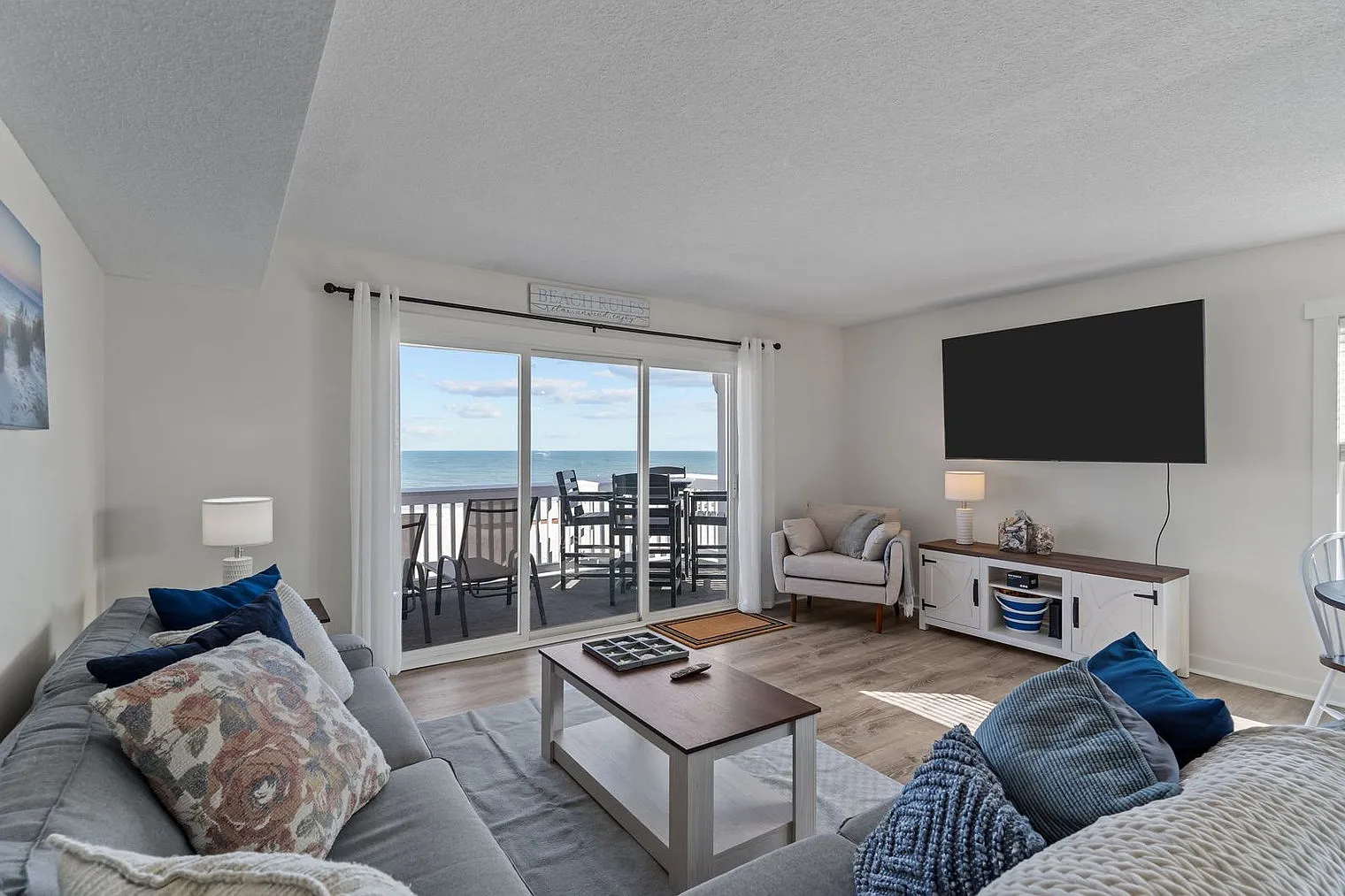 2 bed, 2.0 bath, 947 sqft, $5,661 — Photo 3