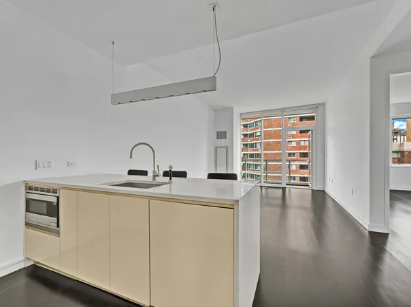 300 East 23rd Street image 6 of 14