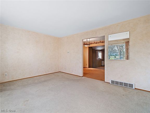 5th image of 834 Salem Ave