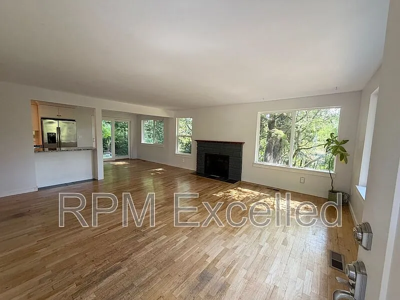 4 bed, 1.5 bath, 1470 sqft, $3,250 — Photo 3