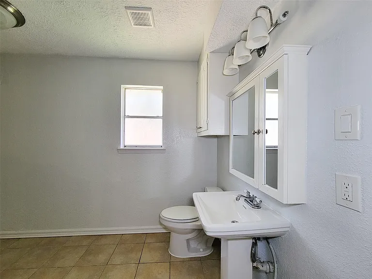 409 S Travis St — Photo 21