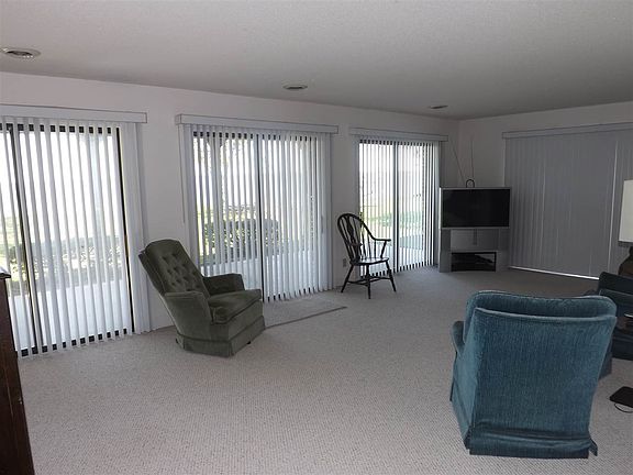 3rd image of 776 Iroquois Ave