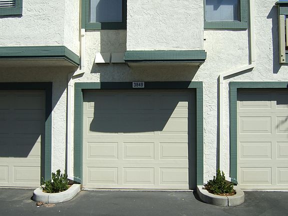 One-car garage with access to kitchen