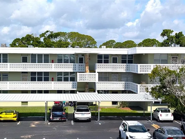 4890 Bay St NE APT 324, Saint Petersburg, FL 33703