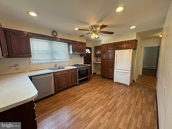 4th image of 410 Paoli Ave