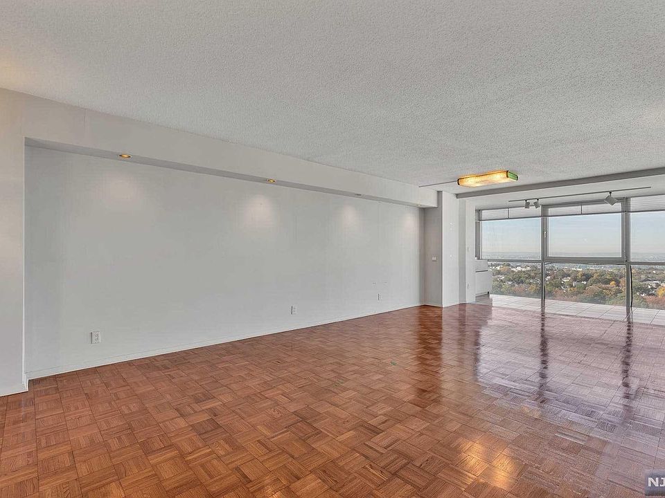 1st image of 1600 Parker Ave APT 26A