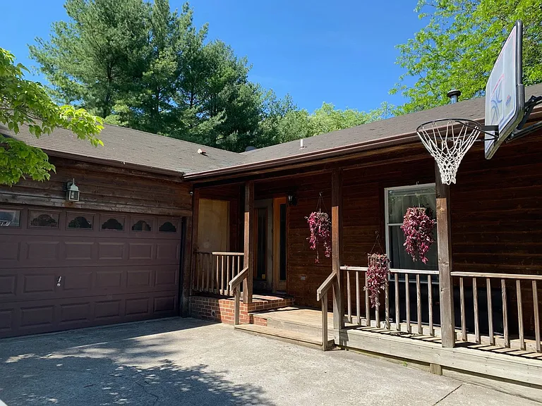 1101 Horseshoe Ln — Photo 1