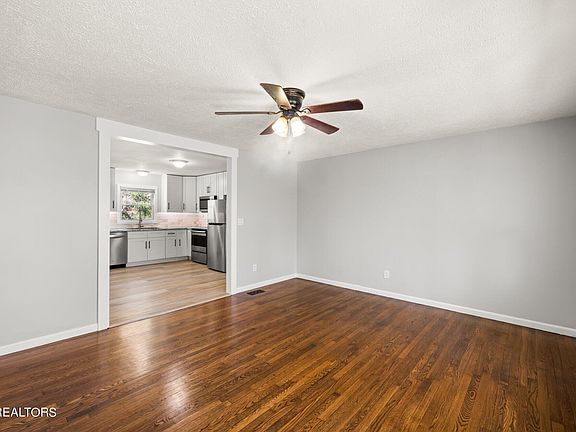 3rd image of 925 Farragut Ave