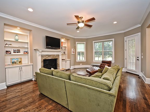 4th image of 218 Glenmoor Dr