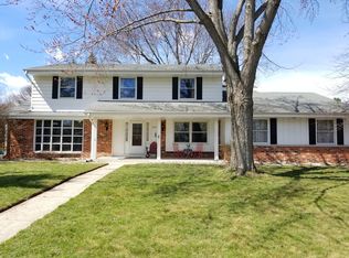 8801 Greenview Ln, Greendale, WI 53129