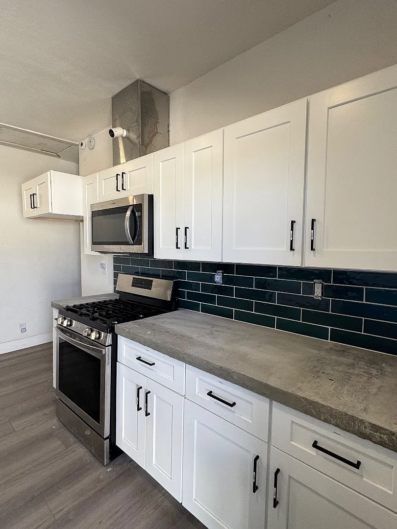 1845 E Monroe St - Room 2 — Photo 2