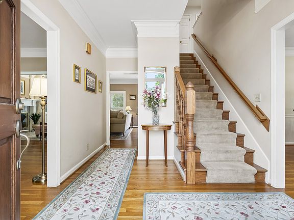 4th image of 425 Queen Marys Ct