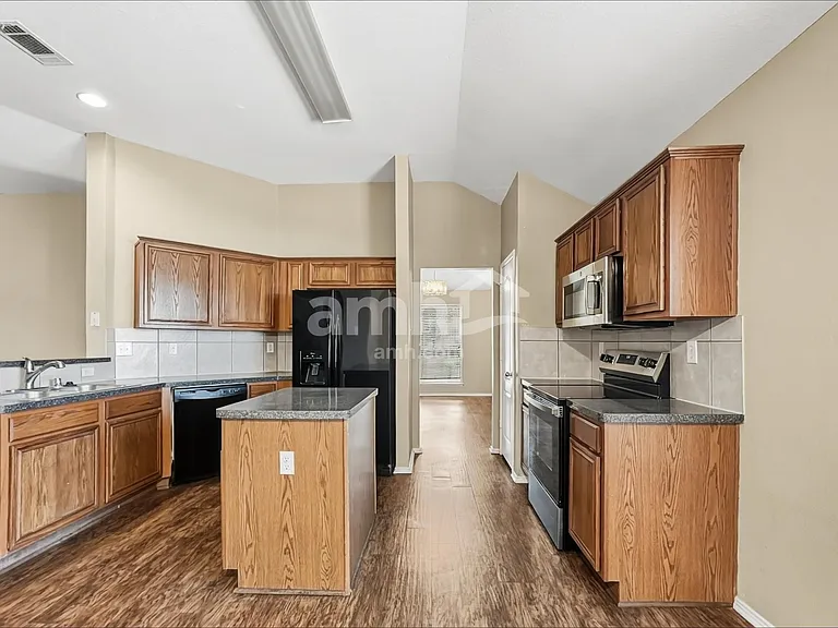 1120 Rio Bravo Dr — Photo 4