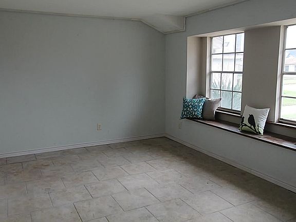 3rd image of 1610 Campbell Ln