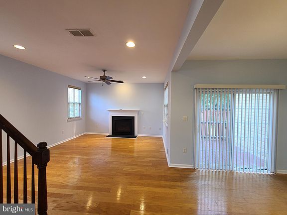5th image of 16 Scarlet Oak Dr