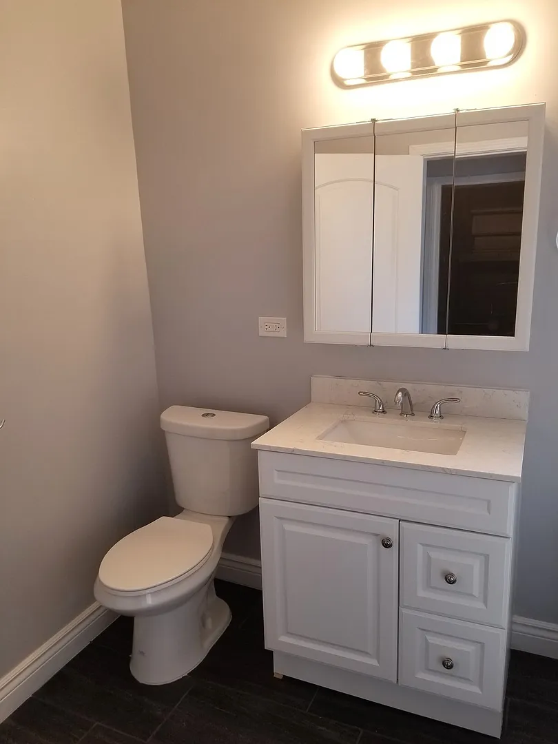 3 bed, 1100 sqft, $2,100 — Photo 3