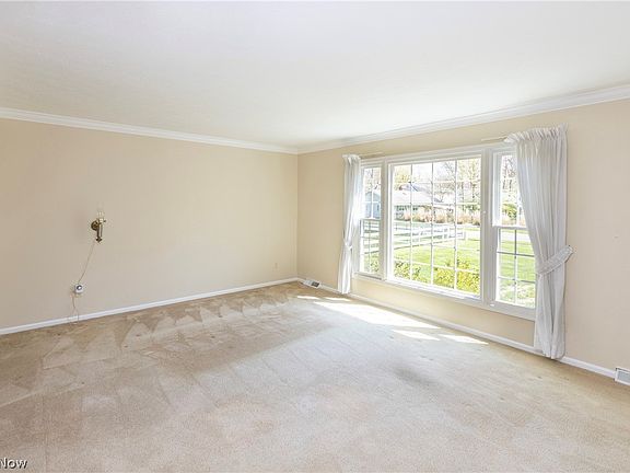 5th image of 574 Crestview Dr
