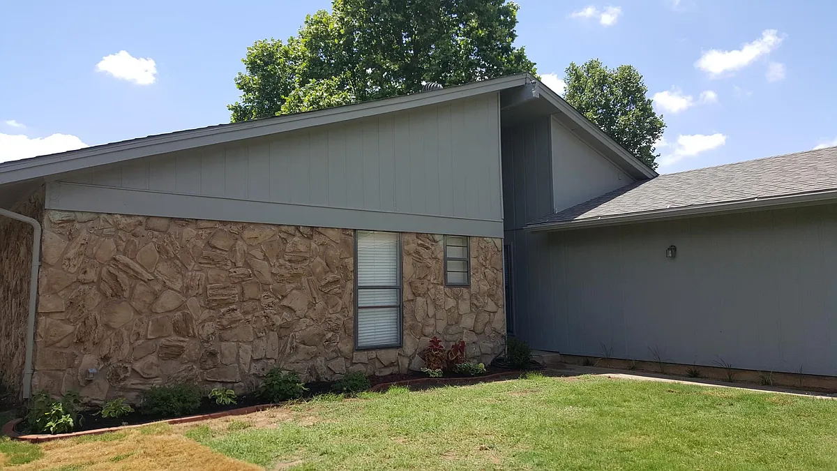 Building Photo - 204 Redbud St