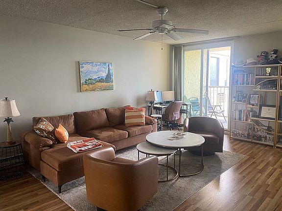Living room w. natural light
