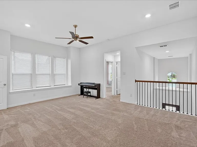 1501 Lake Grove Dr — Photo 12