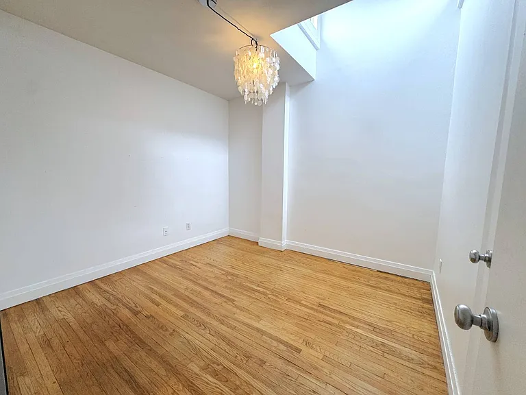 1175 Queen St E #B — Photo 15