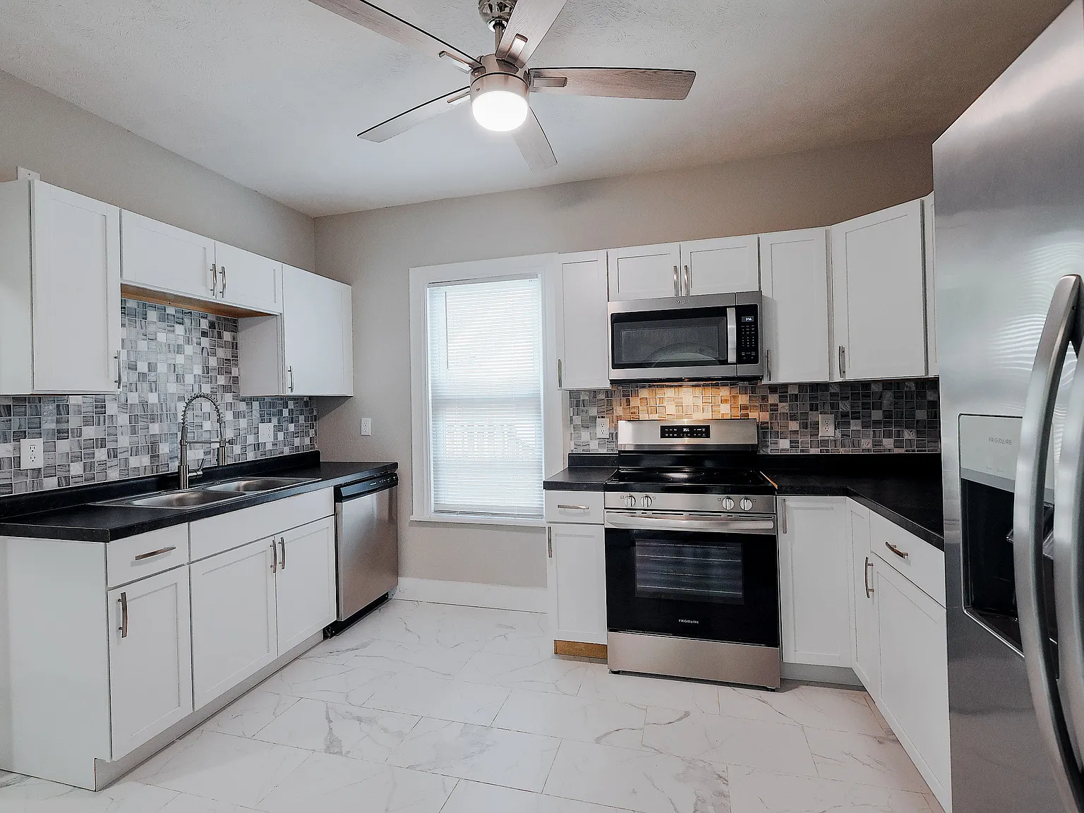 3 bed, 1100 sqft, $1,539 — Photo 3