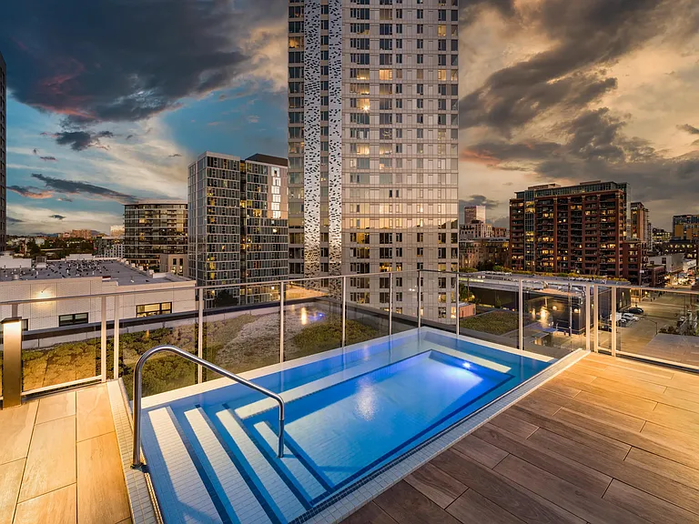 A rooftop pool at Modera Pearl with skyline views, clean-lined decking, and a setting designed for evening swims and laid-back downtime.