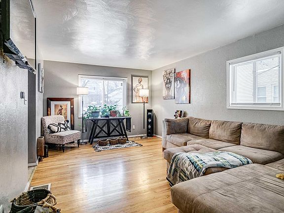 2nd image of 922 Altgeld St