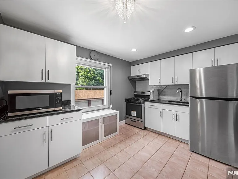 2205 Center Ave #A — Photo 5
