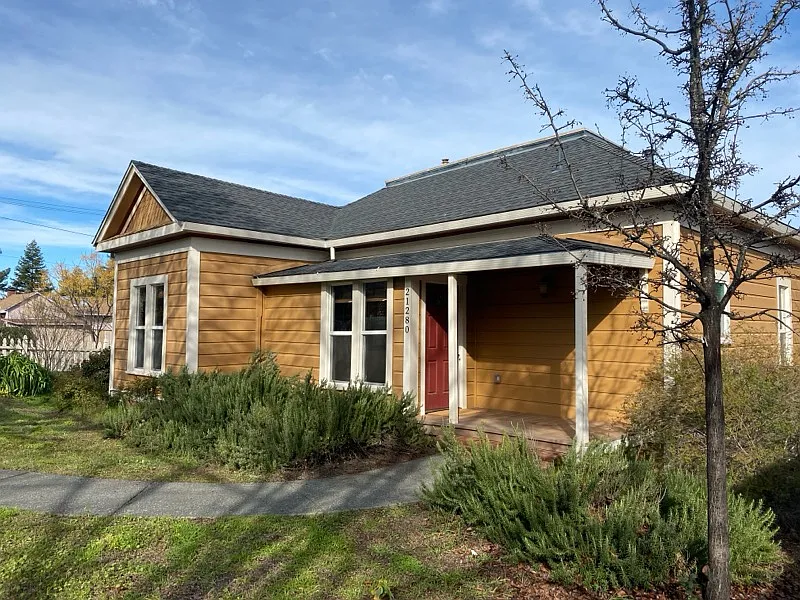 3 bed, 1051 sqft, $2,700 — Photo 3