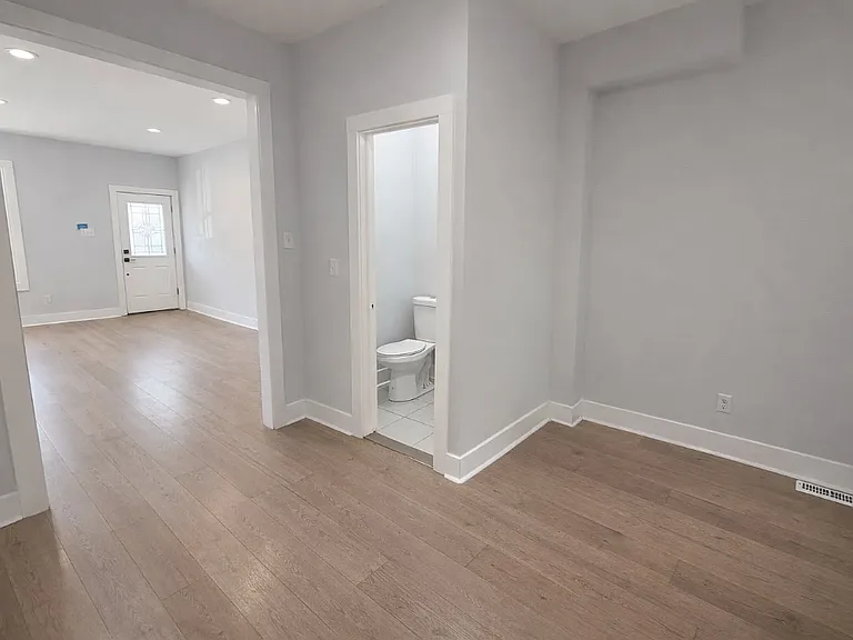 5515 Catharine St — Photo 5