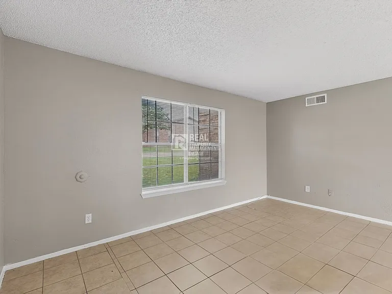 8024 Cambridge Cir — Photo 5